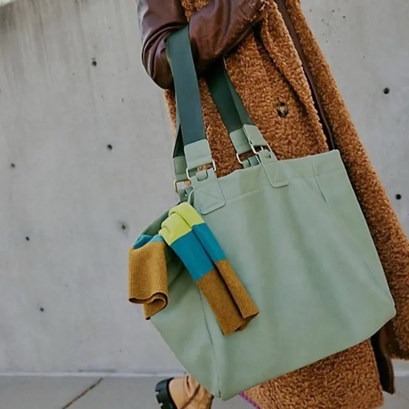 FREE PEOPLE Ventura Vegan Green Tote Bag - Hard to Find - Sold Out in Stores - Picture 2 of 6